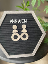 Cargar imagen en el visor de la galería, “Cleo” Earrings
